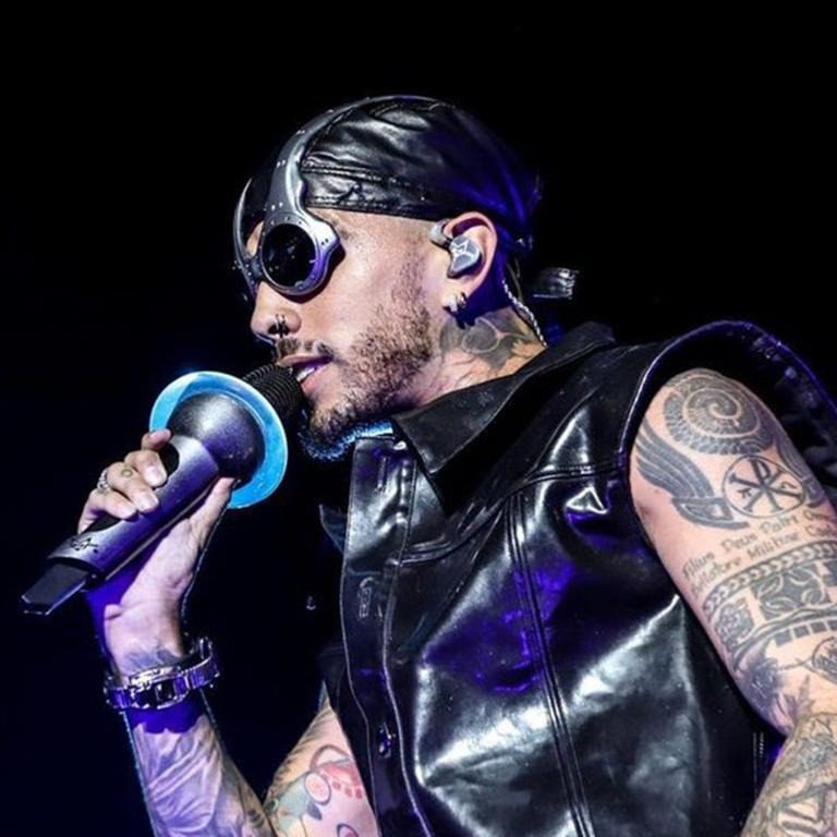El llanto de Rauw Alejandro en pleno show al recordar su relación con Rosalía: la reacción de sus fans