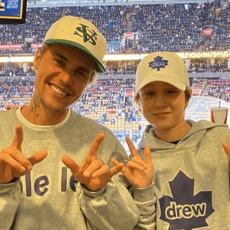 Hermano menor de Justin Bieber sorprendió a todos al cantar en vivo la canción “Baby”
