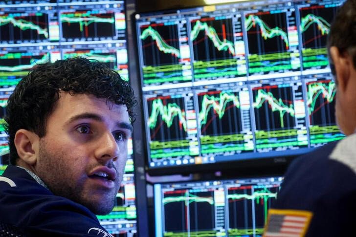 Acciones globales amplían pérdidas, ya que alza de rendimiento de bonos provoca liquidación