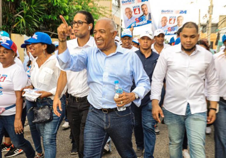 Precandidato a alcalde SDE Bertico Santana recorre sectores de Bello Campo y Villa Faro