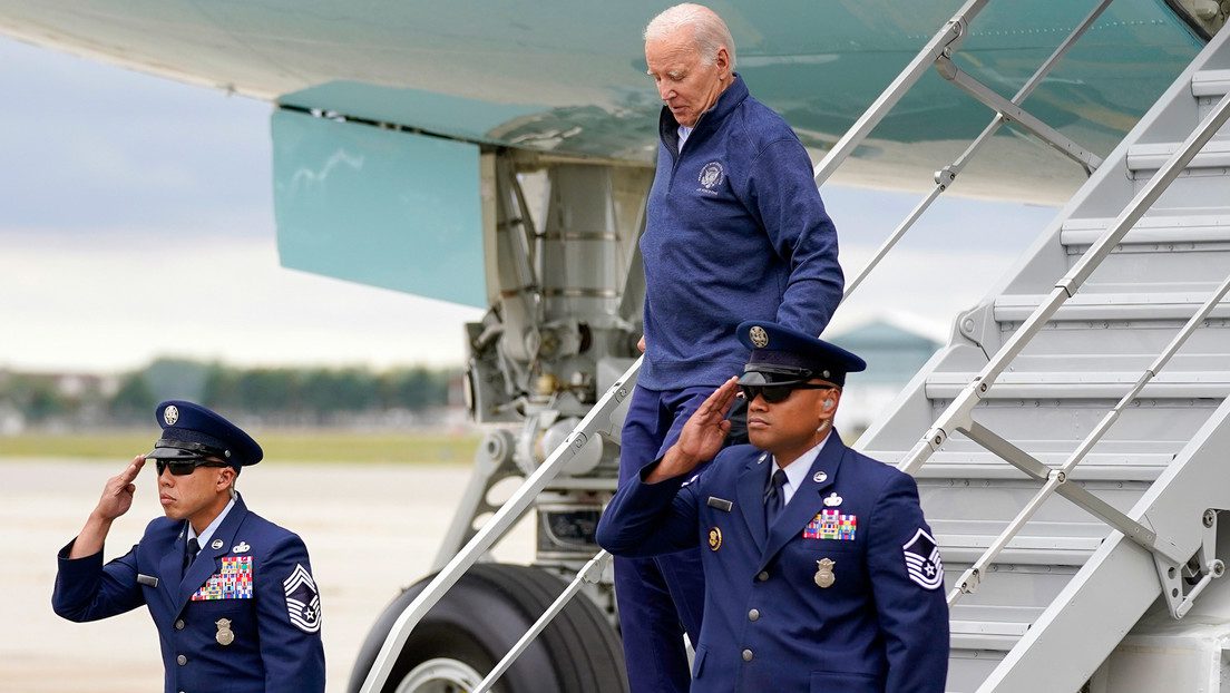 Biden vuelve a tropezar en la escalerilla del avión