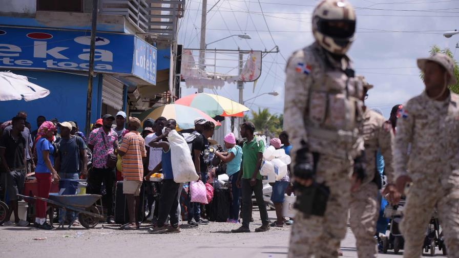Una tensa calma en la frontera pese a amenaza de cierre por construcción de canal