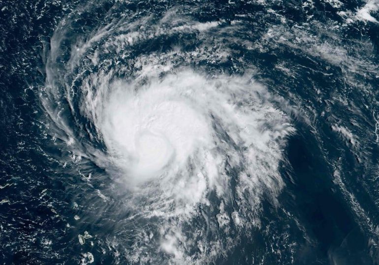 El huracán Lee gana potencia con vientos de casi 200 kilómetros por hora al noreste del Caribe