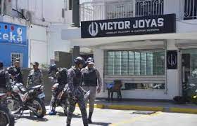 Agentes policiales hieren joven al que confundieron con atracador de joyería donde mataron uno en Santiago