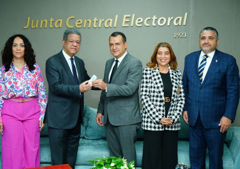 Leonel entrega a la JCE padrón de la FP auditado con más de 2 millones de personas inscritas