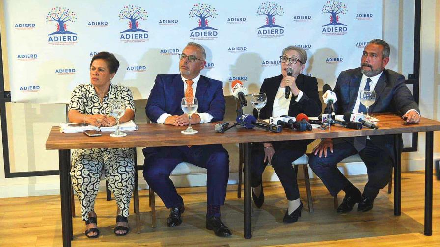 Adierd pide retirar de escuelas libros que hizo el Minerd