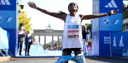 La atleta etíope Tigist Assefa rompe el récord mundial femenino en la maratón de Berlín