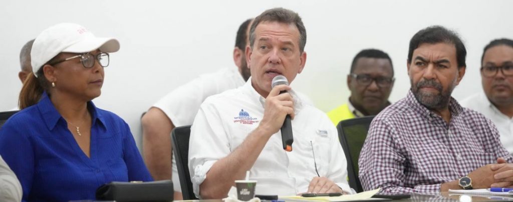 Ministro Ito Bisonó anuncia sesión permanente con comerciantes de la frontera
