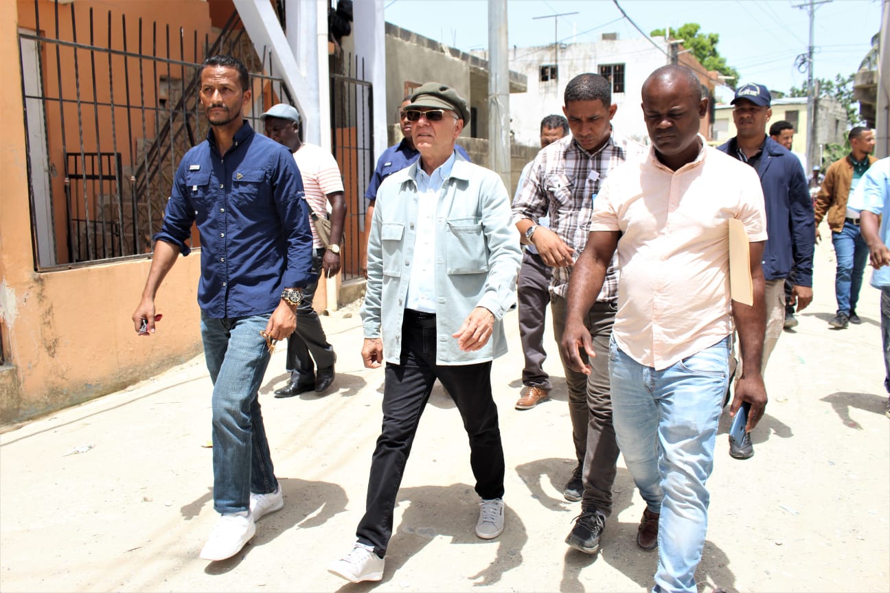 Alcalde Manuel Jiménez realiza amplio operativo en el sector Villa Esfuerzo