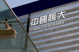 Policía detiene en China a varios empleados del gigante inmobiliario Evergrande
