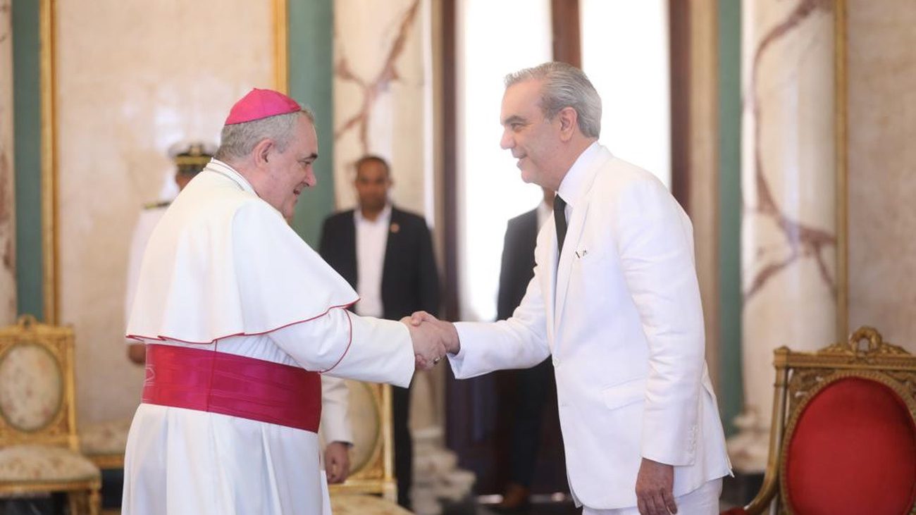 Presidente Luis Abinader recibe cartas credenciales del nuncio apostólico y de tres nuevos embajadores