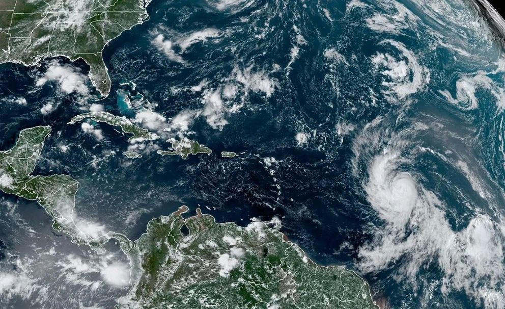 Lee se convirtió en un devastador huracán de categoría 5 mientras se acerca al este del Caribe