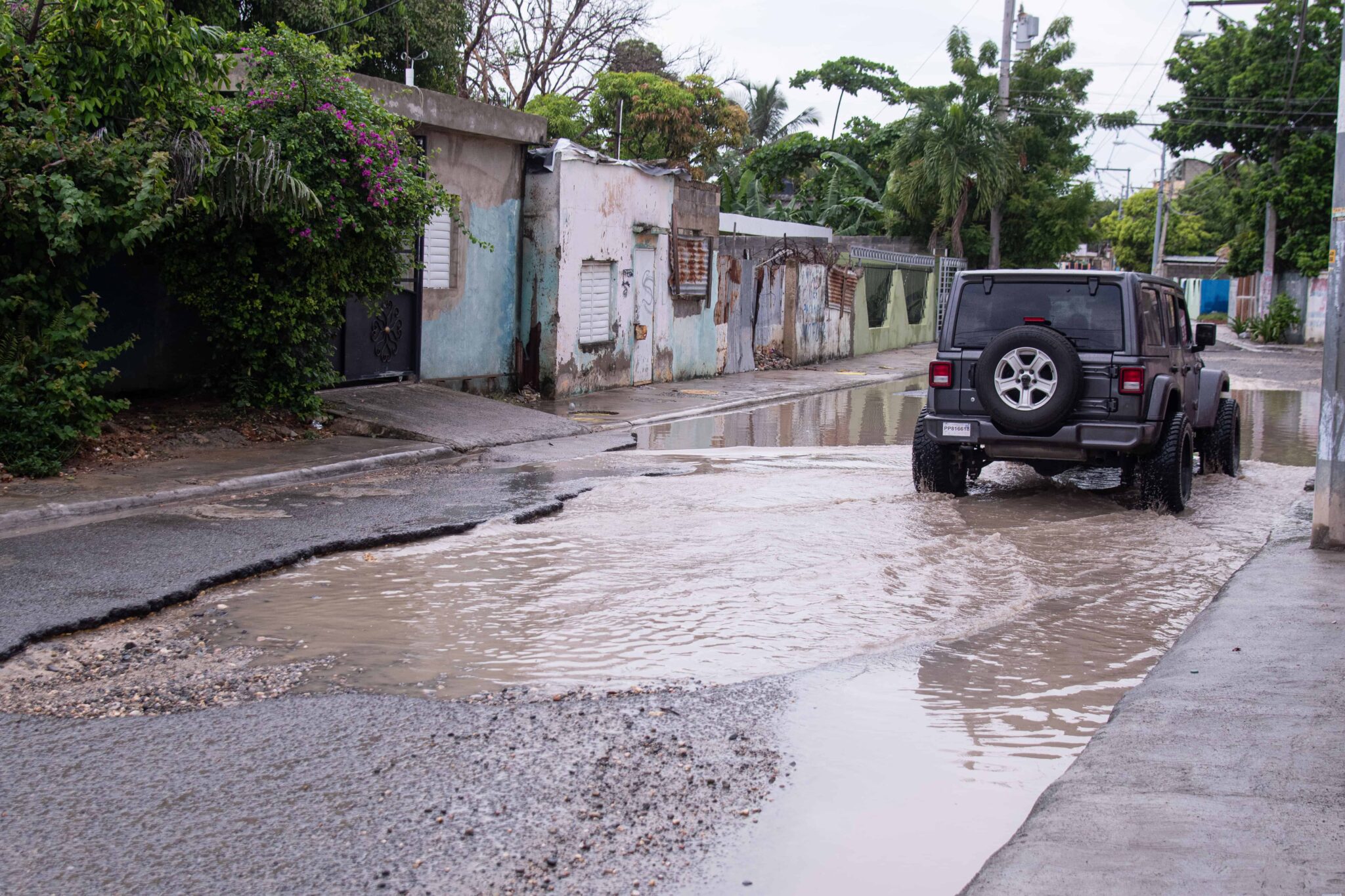 En Los Frailes II están desesperados y demandan solución a problema de calle e inundación