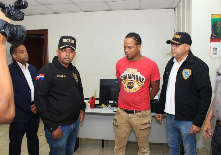 Se entrega a la Policía Nacional Gregorio Guevara por muerte de dos vigilantes en supermercado de Villa Mella