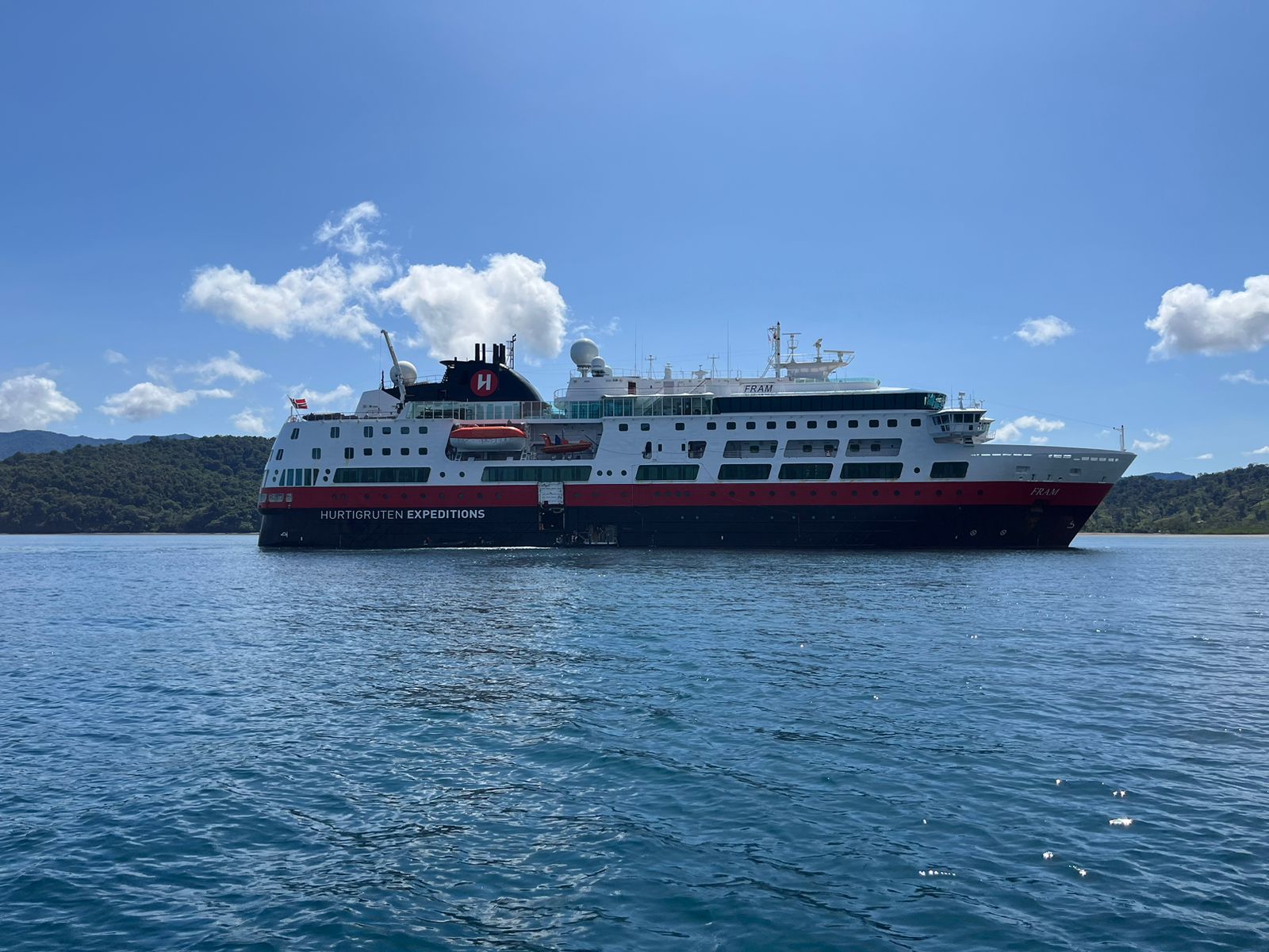 Fram arriba con 60 turistas a Bahía Solano