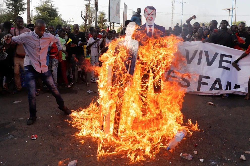 La epidemia de golpes de Estado en África menoscaba el orgullo de Francia y debilita a Macron