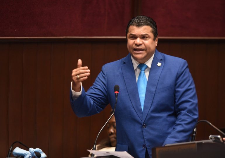 Vocero FP en CD dice apagones trastornan vida de dominicanos: “Este gobierno es de los Popis”