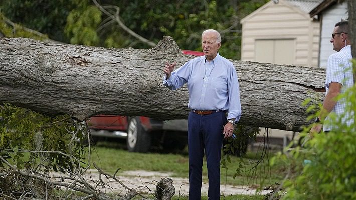 Biden recorre zona devastada por huracán Idalia y promete ayuda hasta "acabar el traba