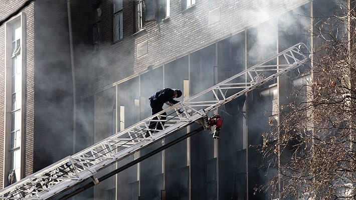 Sudáfrica: Suben a 77 los muertos en el incendio de un edificio en Johannesburgo