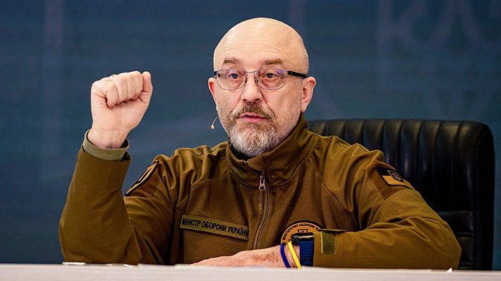 Presidente ucraniano destituye a su ministro de Defensa a un año y medio de iniciada la guerra con Rusia