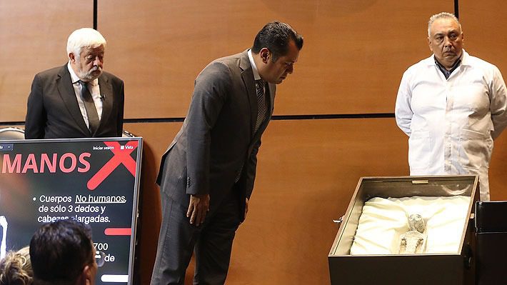 Ufólogo exhibe cuerpos "no humanos" en el Congreso mexicano y pide reconocer la vida extraterrestre