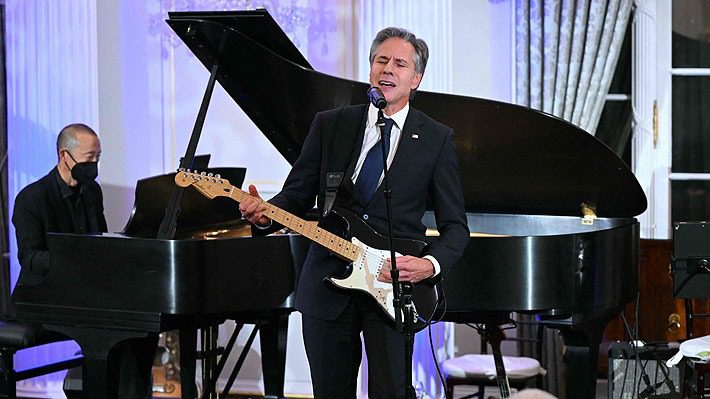 Guitarra en mano, Antony Blinken lanza la "diplomacia musical" de EE.UU. junto a Dave Grohl