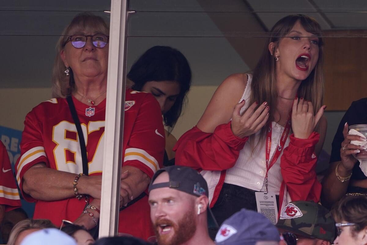 Taylor Swift es su fan y, ahora, todo el mundo. Se dispara la venta de jerseys de Travis Kelce