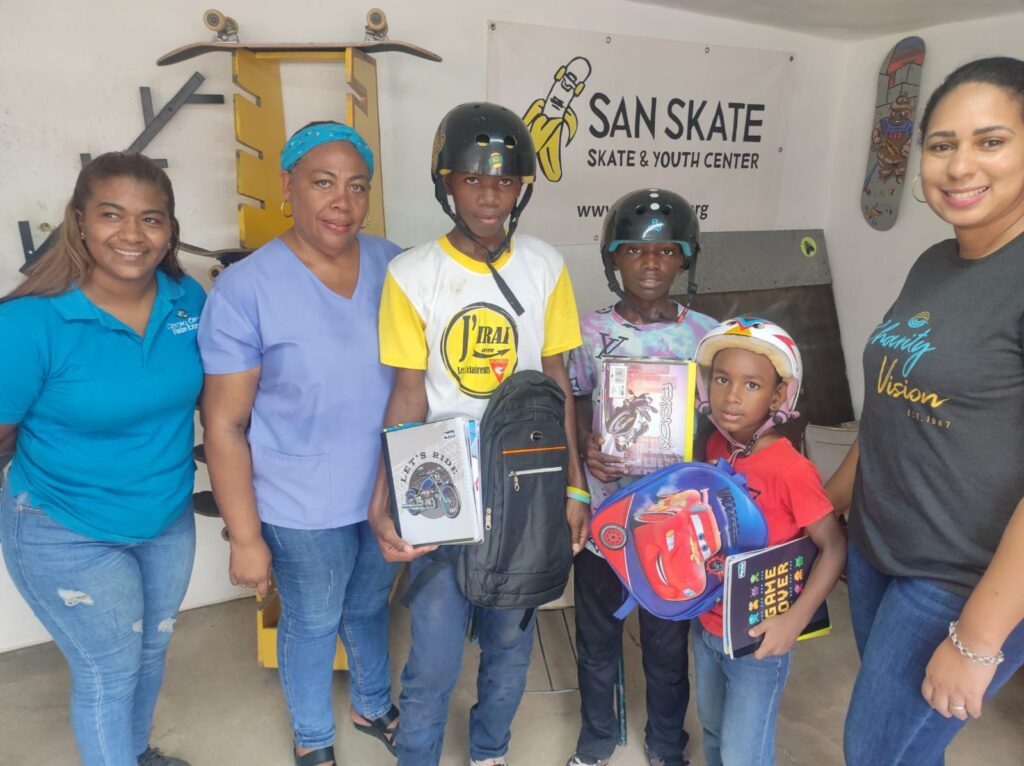 Fundación Denfi lleva jornada de oftalmología y útiles escolares a San Skate, Santo Domingo Este