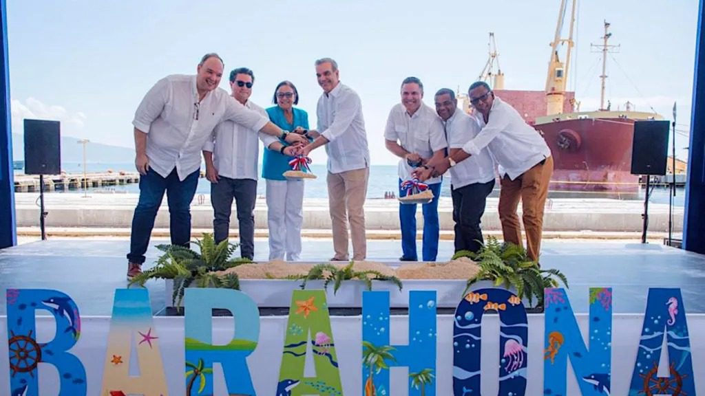Presidente da primer palazo para la construcción del puerto de Barahona