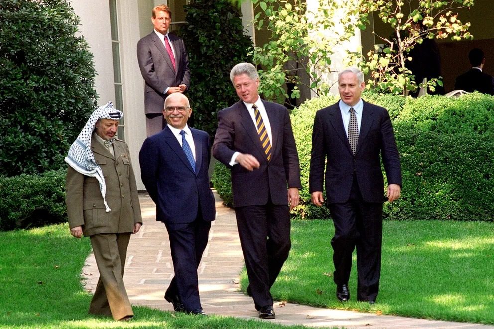 El acuerdo de Río Wye: la paz que sellaron Netanyahu y Arafat hace 25 años y nació muerta antes de ser firmada
