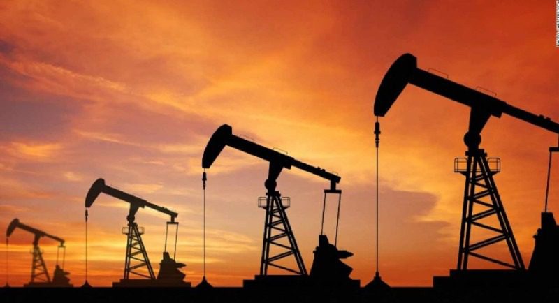 El petróleo recupera algo de terreno pero se mantiene en márgenes estrechos