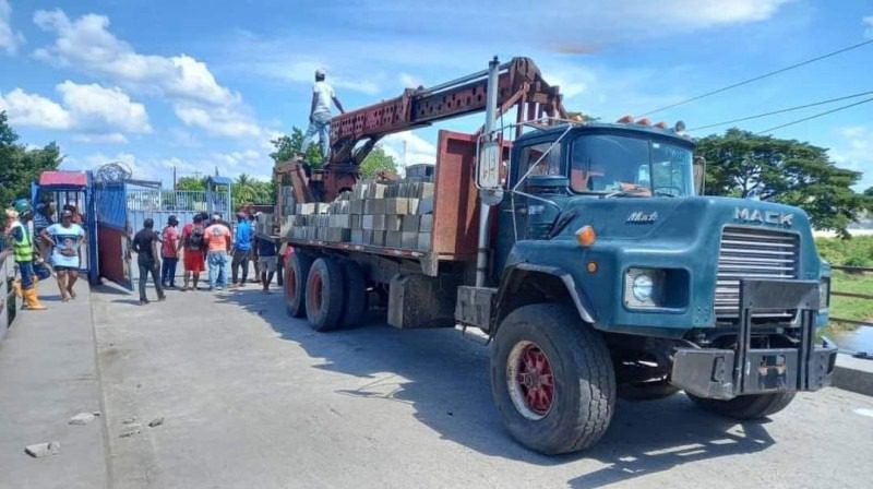 Haitianos intentaron cerrar ayer con blocks frontera de Dajabón