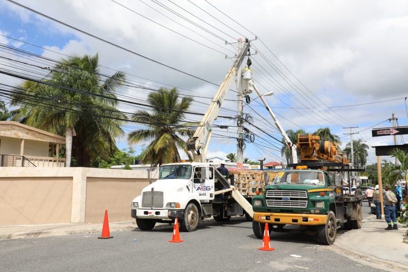 Edeeste instala transformadores y realiza trabajos para resolver problemas eléctricos en Boca Chica