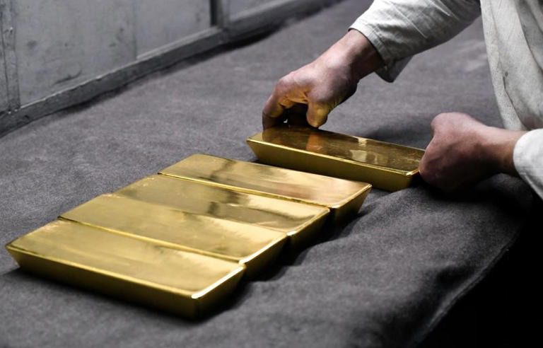 Oro cae a piso de 7 meses por alza dólar, perspectivas de tasas más altas en EEUU