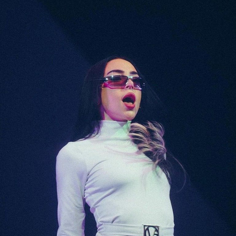 Se incendió el escenario del Antel Arena en el show de Nicki Nicole: la reacción del equipo de seguridad