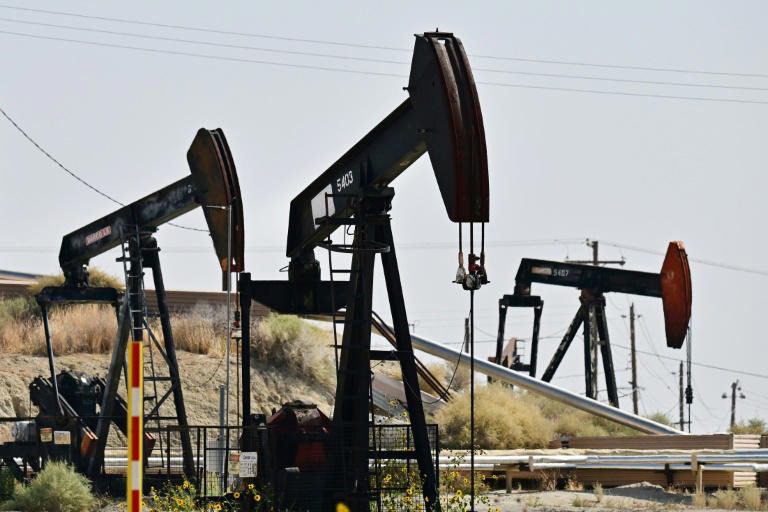Caen los precios del petróleo tras el levantamiento temporal de las sanciones de EEUU a Venezuela