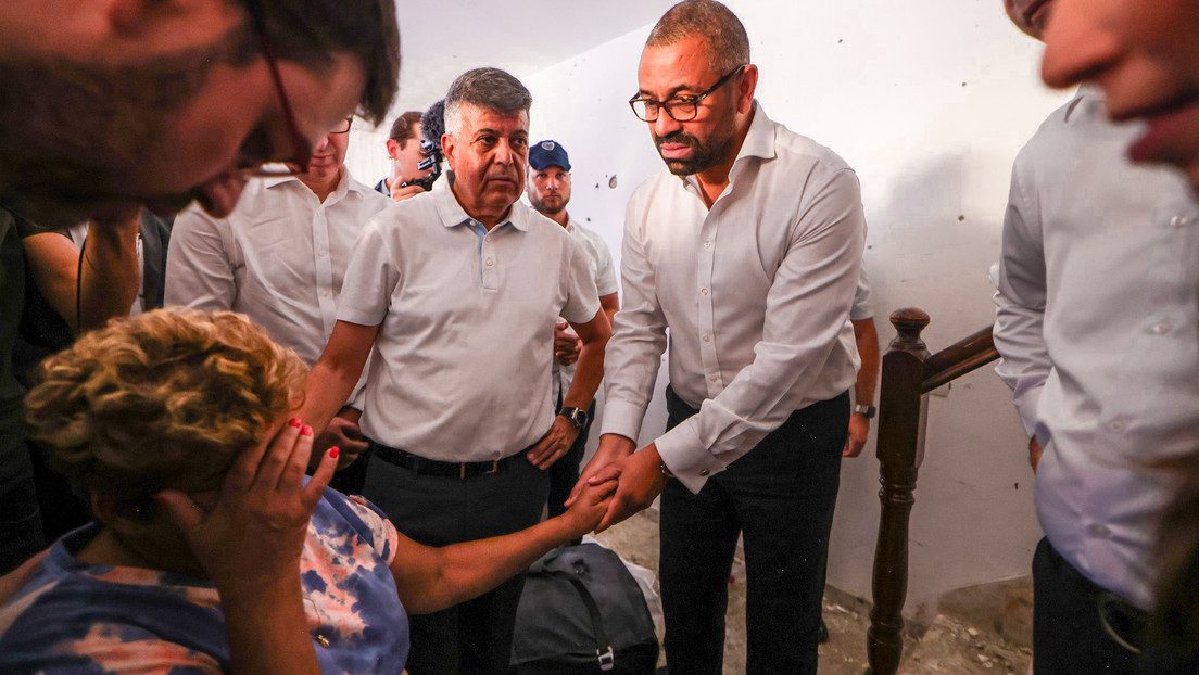 Canciller británico se esconde en un refugio durante un ataque con cohetes en su visita a Israel
