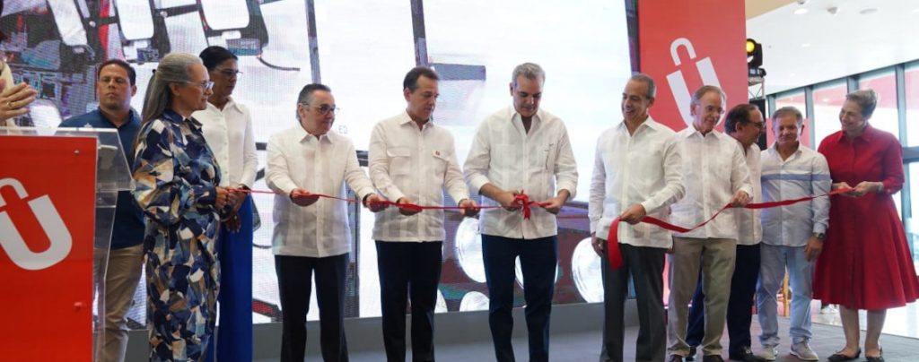 Ministro Bisonó asiste a inauguración sucursal Almacenes Unidos en Punta Cana