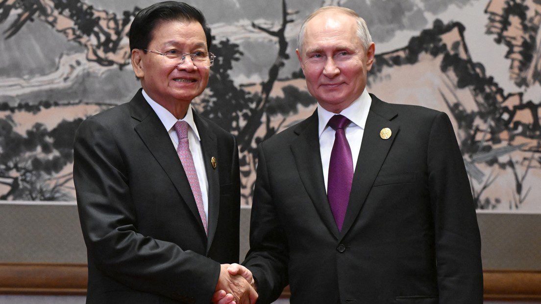 El presidente de Laos habla en ruso durante una reunión con Putin