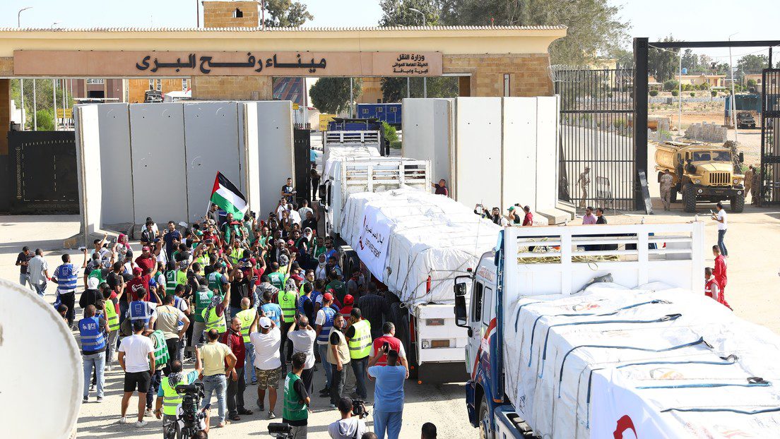 Miles de palestinos desplazados en el campamento de refugiados de Jan Yunis