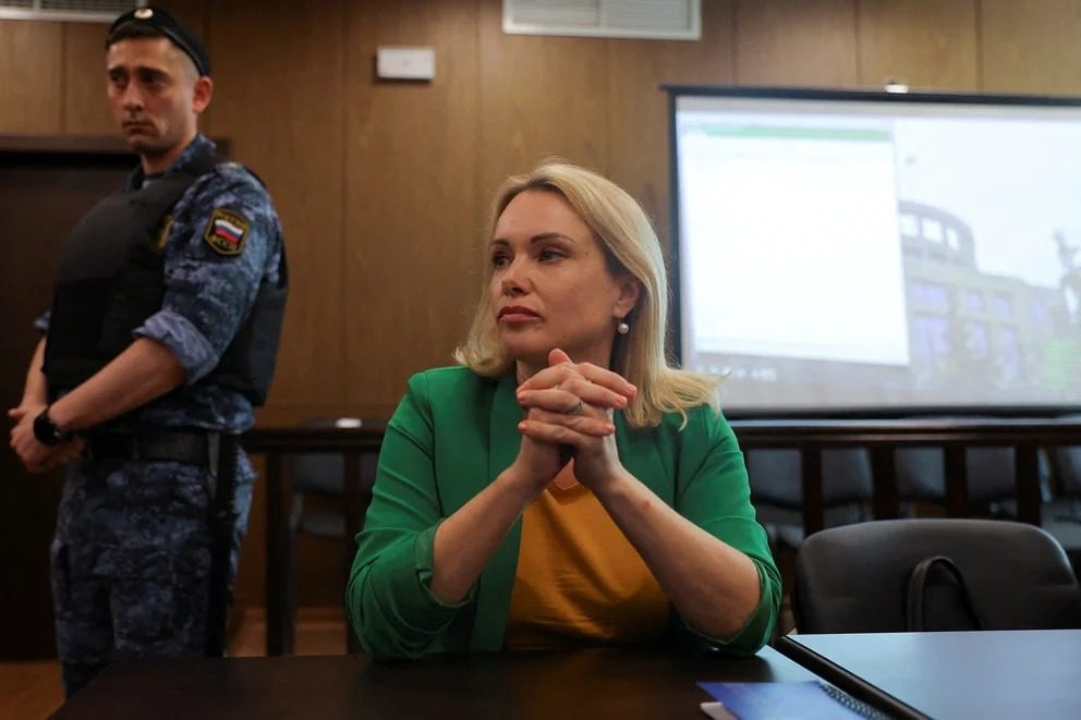 Rusia condenó a ocho años y medio de cárcel a la periodista que protestó en vivo contra la invasión a Ucrania