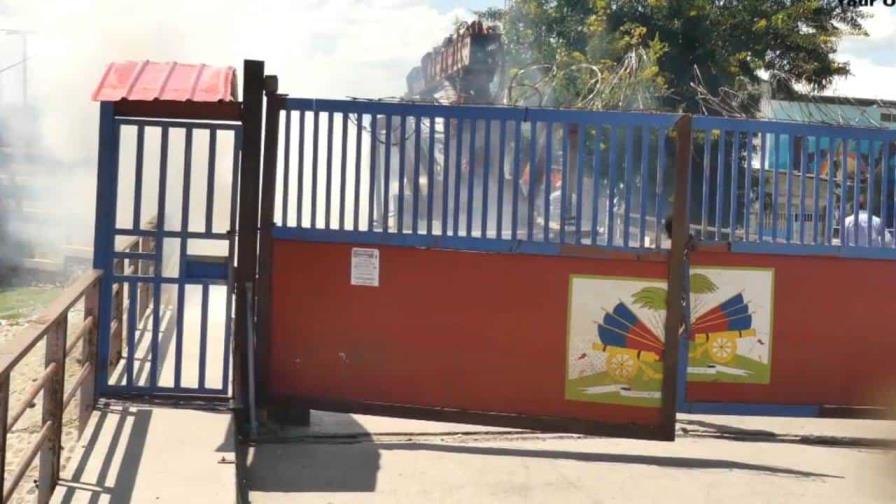 Policía haitiana dispersa haitianos que intentaban cerrar el paso en la frontera con Dajabón
