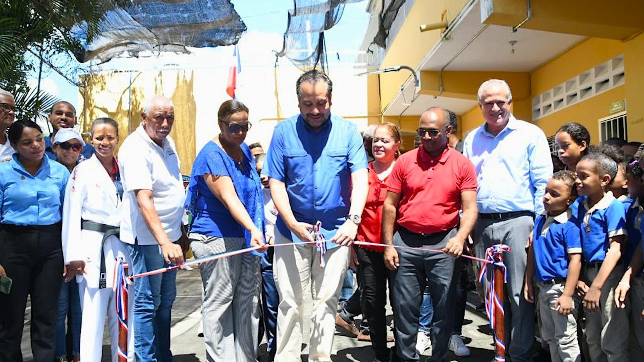 INEFI entrega cancha remozada y utilería deportiva en Escuela María Auxiliadora del sector Loma del Chivo