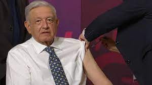 López Obrador se vacuna contra el covid-19 y la influenza en su conferencia de prensa Con la campaña invernal de inmunización, el Gobierno mexicano espera aplicar 54 millones de dosis para "disminuir el riesgo de hospitalizaciones y defunciones por estas enfermedades en personas que viven en condición de vulnerabilidad". El presidente mexicano, Andrés Manuel López Obrador, se aplicó la vacuna contra el covid-19 y la influenza durante su conferencia matutina de este martes.  En el marco de la nueva campaña de vacunación contra el covid-19 para personas mayores y quienes sufren de comorbilidades, el mandatario mexicano llamó a la población a vacunarse. "Ni se sintió nada", manifestó. Una enfermera le aplicó a López Obrador la vacuna cubana Abdala contra el covid-19. De paso, el mandatario acalló las críticas respecto a ese biológico: "Que no se dejen confundir, todas las vacunas que se aplican pasan por una prueba sobre calidad; la salud pública no debe de utilizarse con propósitos políticos, son cosas distintas, tiene que ver con los derechos humanos, nada de ideologías". Campaña invernal El pasado 16 de octubre inició la campaña de vacunación invernal contra la influenza y el covid-19, con la que el Gobierno mexicano espera aplicar 35,2 millones y 19,4 millones de dosis, respectivamente, para "disminuir el riesgo de hospitalizaciones y defunciones por estas enfermedades en personas que viven en condición de vulnerabilidad".