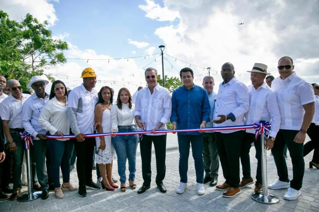 Presidente Abinader y ministro Turismo inauguran nuevo malecón en La Romana