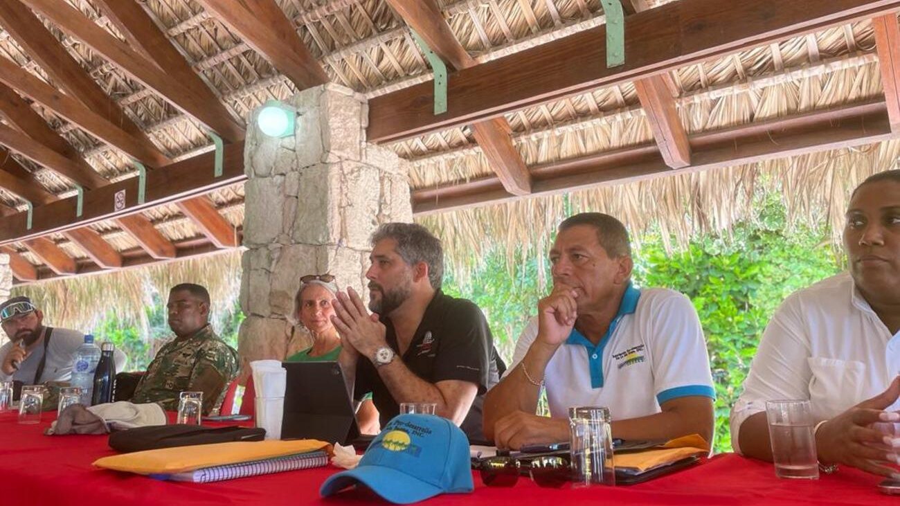 Medio Ambiente trabaja con comunitarios de Mano Juan avances sobre resolución que regula el uso de plástico en la isla Saona