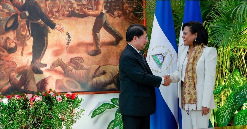 Embajadora RD presenta copias de estilo ante Canciller