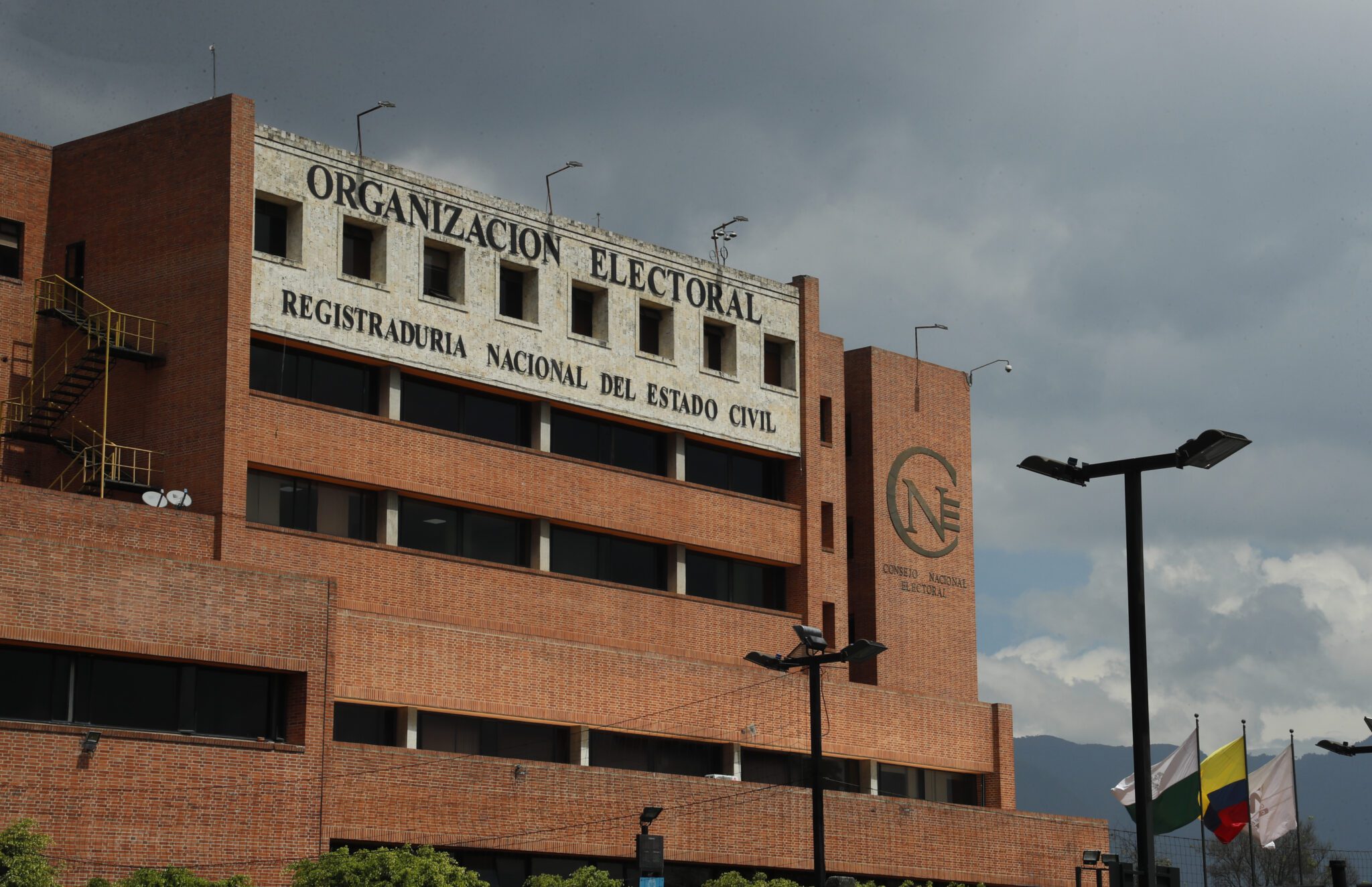 Queman una sede de Registraduría Nacional durante una protesta en Colombia