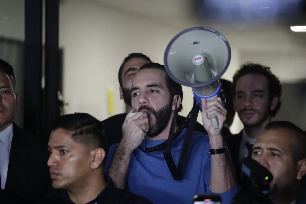 Bukele inscribió su candidatura a la reelección en El Salvador pese a las restricciones constitucionales