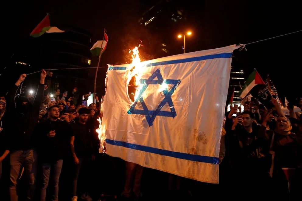 Las embajadas de Israel, EEUU y otros países occidentales fueron atacadas en varias ciudades de Medio Oriente